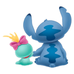 Ilustração de Stitch, personagem azul de Disney, segurando a mão de um pequeno ser verde com uma fita rosa na cabeça. Ambos estão voltados para a mesma direção em um fundo transparente.