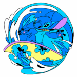 Stitch em uma prancha de surf, cercado por ondas e flores tropicais. O personagem, com uma expressão atrevida, segura uma prancha enquanto se encontra no meio de um grande splash de água. Ideal para amantes de surf e cultura pop.