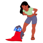 Personagem Nani sorridente vestindo uma blusa verde e shorts, interagindo com Stitch adorável de pele cinza, usando uma capa vermelha e um laço azul com bolinhas brancas. A cena reflete uma amizade divertida e colorida.