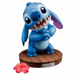 Escultura do personagem Stitch, de pele azul e expressão sorridente, em uma base de madeira decorada com uma flor. Ideal para fãs de "Lilo & Stitch" e colecionadores de figuras de personagens.