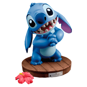 Escultura do personagem Stitch, de pele azul e expressão sorridente, em uma base de madeira decorada com uma flor. Ideal para fãs de "Lilo & Stitch" e colecionadores de figuras de personagens.