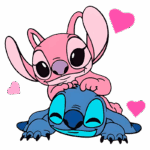 Imagem de personagens carismáticos de animação, um alienígena rosa em cima de um alienígena azul, ambos com expressões alegres e corações ao fundo, representando amizade e afeto.