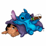 Ilustração de Stitch, o alienígena azul, relaxando sobre uma criança que se esconde sob um cobertor. Stitch segura uma bebida, transmitindo uma sensação de diversão e amizade entre eles.