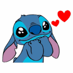 Personagem Stitch da Disney com expressão fofa e cor azul, segurando as mãos perto do rosto, acompanhado por corações vermelhos, simbolizando amor.