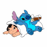Imagem de Stitch, o alienígena azul, relaxando com uma bebida enquanto está deitado em uma cama ao lado de Lilo, uma garotinha com cabelo preto. A cena retrata a amizade e a diversão entre os personagens do filme da Disney.