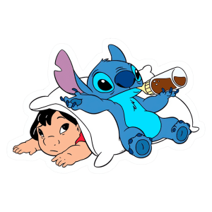 Imagem de Stitch, o alienígena azul, relaxando com uma bebida enquanto está deitado em uma cama ao lado de Lilo, uma garotinha com cabelo preto. A cena retrata a amizade e a diversão entre os personagens do filme da Disney.