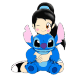 Menina sorridente com cabelo preto e laço azul, segurando um boneco azul do Stitch, personagem de Disney, em um fundo verde.