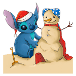 Stitch, personagem azul de pelúcia, está vestindo um gorro de Natal enquanto constrói um boneco de neve com um cachecol vermelho e um chapéu de bolinhas. Eles estão em um cenário de areia, com uma pá e um copo vermelho ao lado. A imagem transmite uma atmosfera divertida e festiva, ideal para o Natal.