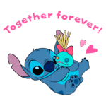 Imagem de Stitch, um personagem azul da Disney, segurando um boneco em forma de peixe com um laço rosa, com a frase "Together forever!" acima, destacando a amizade e a conexão especial entre eles.