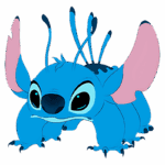 Personagem Stitch, da Disney, com pelagem azul, grandes orelhas rosa e expressão curiosa. Ele é uma criatura alienígena e é popular entre crianças e adultos, aparecendo em filmes e séries animadas.