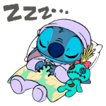 Stitch dormindo tranquilamente em uma cama, coberto com um cobertor, segurando um boneco de pelúcia. O fundo tem a palavra "ZZZ" indicando que está sonhando.