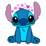 Personagem animado Stitch, de pele azul e orelhas grandes, sentado com uma expressão fofa e corações e flores flutuando acima da cabeça.