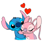 Personagens Stitch e Angel, do filme "Lilo & Stitch", se abraçando com corações vermelhos flutuando acima deles, representando amor e amizade.