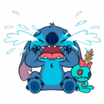 Lilo e Stitch, Stitch com lágrimas nos olhos, demonstrando tristeza, sentado ao lado de um boneco de pelúcia com uma fita rosa.