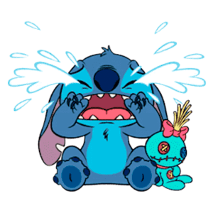 Lilo e Stitch, Stitch com lágrimas nos olhos, demonstrando tristeza, sentado ao lado de um boneco de pelúcia com uma fita rosa.