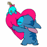 Stitch abraçando um grande coração rosa, enquanto uma boneca azul com laço observa, simbolizando amizade e afeto.