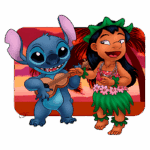 Imagem de Stitch e Lilo, personagens da animação, cantando e tocando ukulele em um cenário tropical ao pôr do sol, com palmeiras ao fundo.