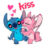 Ilustração divertida de Stitch e Angel trocando um beijo, com corações ao redor. O personagem azul e o personagem rosa demonstram carinho e amor, criando um ambiente alegre e romântico.