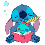 Stitch, personagem azul da Disney, está adormecido enquanto segura um livro aberto e um brinquedo, com macarrão na boca e expressão relaxada, em um fundo verde.