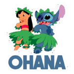 Imagem de Lilo e Stitch dançando, vestindo saias de grama, com a palavra "OHANA" em destaque abaixo. Representa a importância da família e amizade no filme da Disney.