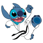 Stitch vestido de karatê, realizando uma pose de luta com um sorriso empolgado, mostrando a cinta preta em seu uniforme. Fundo verde.