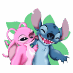 Stitch e Angel, personagens icônicos de Lilo & Stitch, se divertindo juntos em um fundo tropical, representando amizade e aventura.