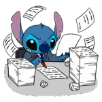 Stitch, personagem animado, vestido com um terno, está sentado à mesa cercado por pilhas de papéis e desgastados. Ele escreve intensamente em um documento enquanto folhas voam ao seu redor, representando uma atmosfera de trabalho agitado.