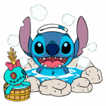 Stitch, personagem divertido da Disney, relaxa em uma banheira com espuma e está cercado por pedras. Ao lado, uma boneca colorida com cabelo amarelo e laço rosa complementa a cena animada.